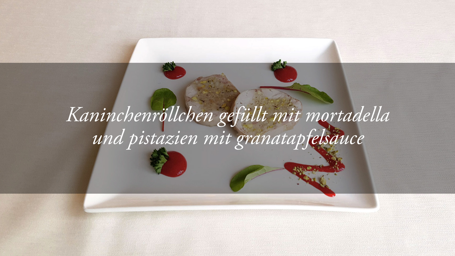 Spezialitäten des Küchenchefs: Gefüllte Kaninchenrolle mit Granatapfelsauce