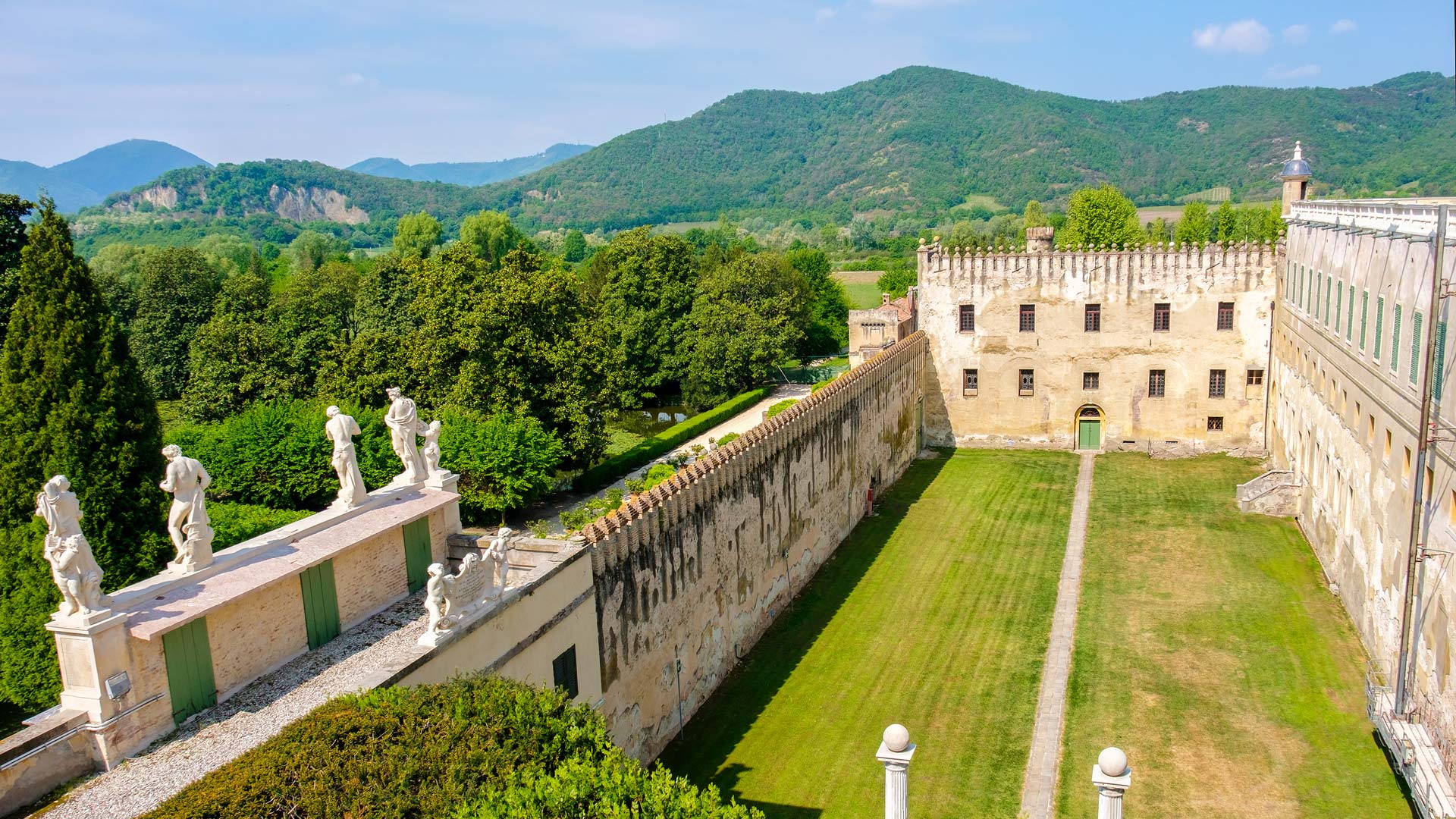 vista sui colli euganei dal castello del catajo