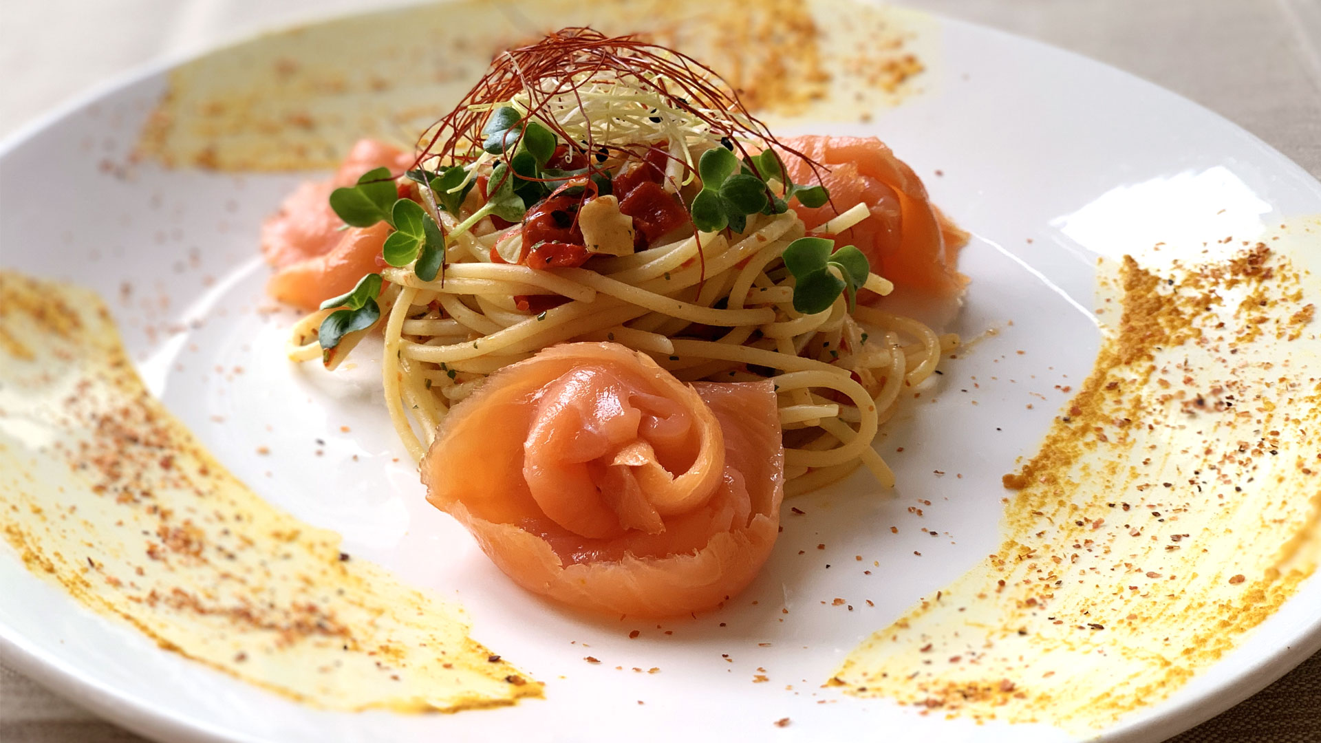 spaghetti aglio olio peperoncino con salmone affumicato