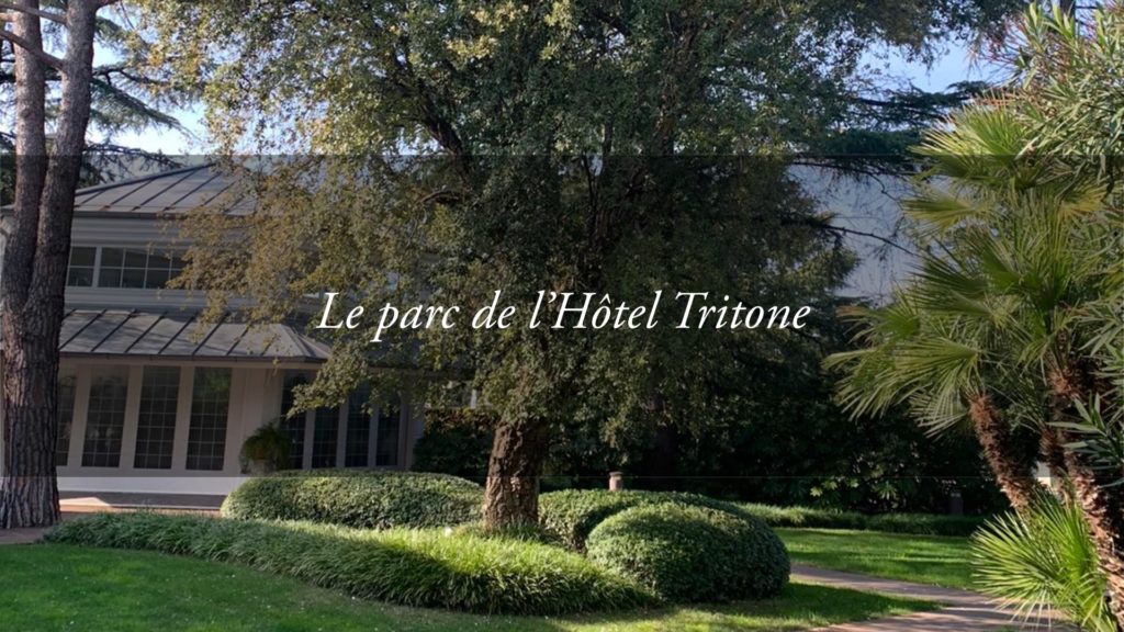 Le parc de l’Hôtel Tritone, entre feuillages et pétales délicats