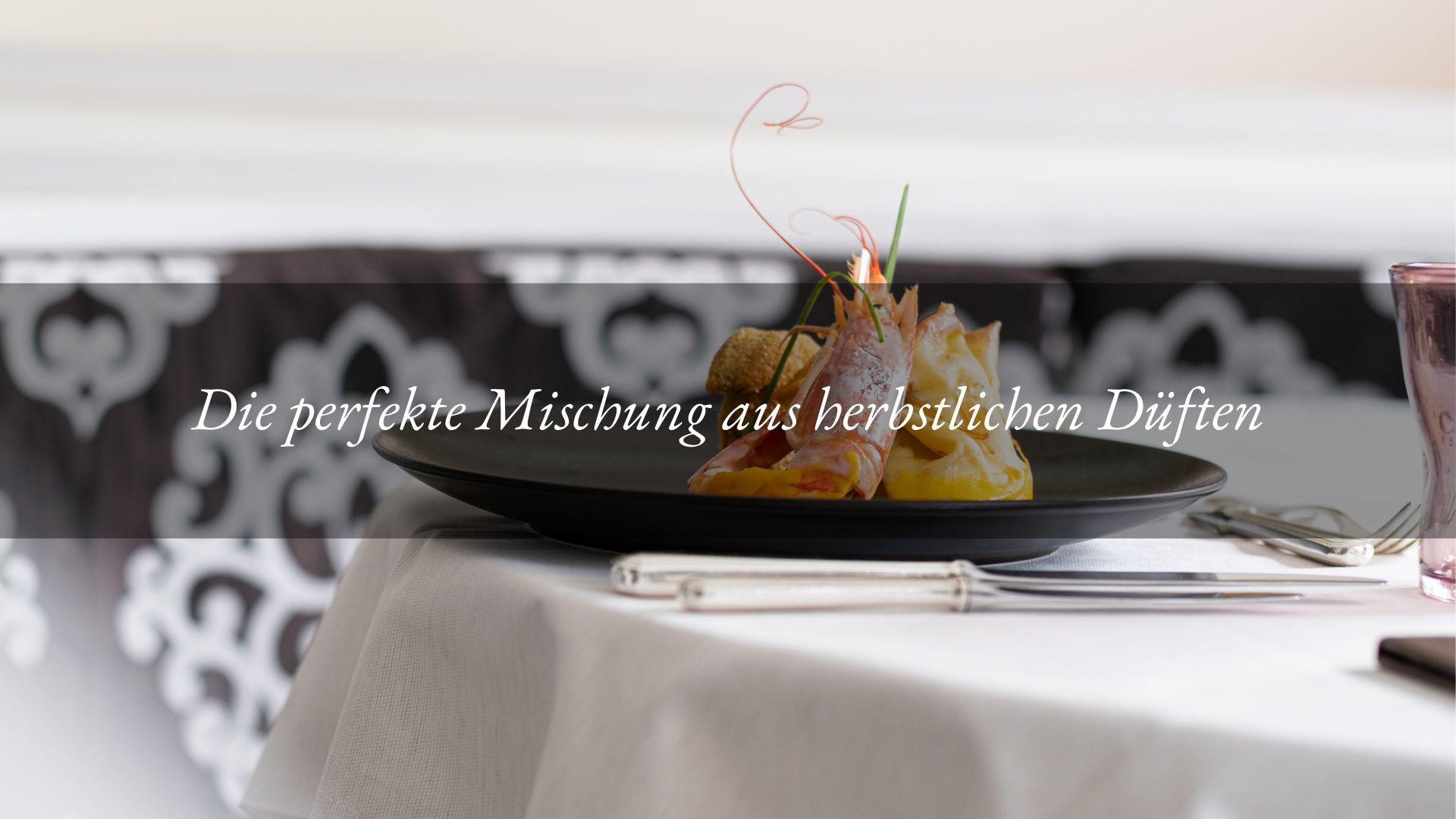 Crêpes-Saccottino, Riesengarnelen, frische Steinpilze auf einer Delicata aus herbstlichem Mantua-Kürbis