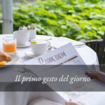 Il primo gesto del giorno. Il corpo ha un suo ritmo. Anche a tavola.